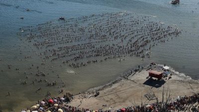 ¡Lo lograron! Carhué entró al Guinness, con casi dos mil personas flotando en el Lago Epecuén