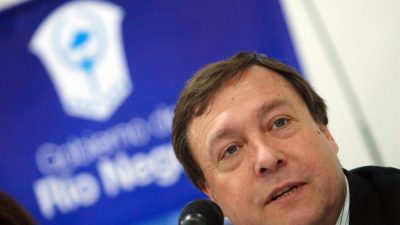 Ajuste en marcha: El gobernador de Río Negro frena obras, contrataciones y horas extras