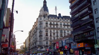 Contradicciones de una ciudad que alienta al peatón y al auto