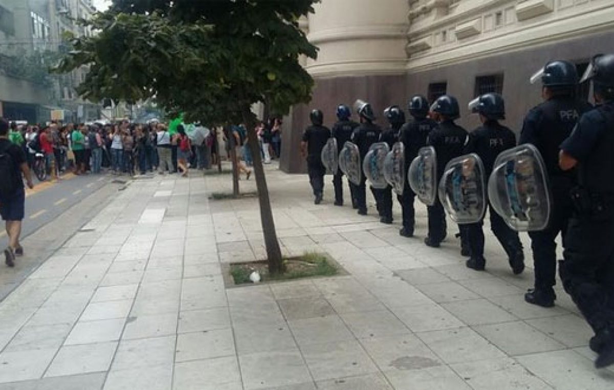 Golpes y represión como política educativa