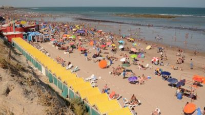 Descanso con gasto mínimo y en cuotas, el perfil del turista en Las Grutas