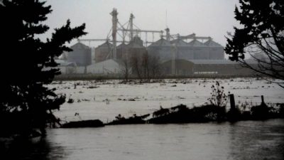 “Es tanta la inundación que el agua brota del asfalto”