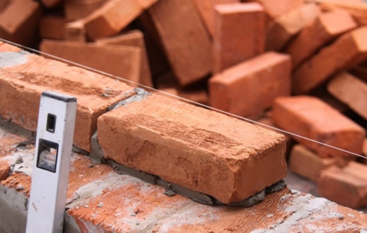 La construcción de viviendas en Paraná se redujo el 40% en m2