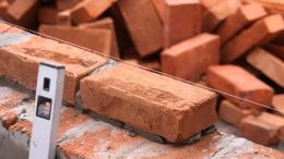 La construcción de viviendas en Paraná se redujo el 40% en m2