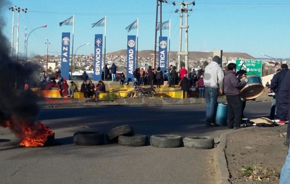 Continúa la medida de fuerza de los municipales en el acceso norte de Caleta Olivia