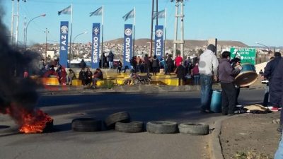 Continúa la medida de fuerza de los municipales en el acceso norte de Caleta Olivia