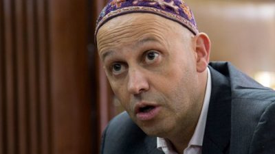 Piden investigar irregularidades en contrataciones hechas por el ministerio que conduce Bergman