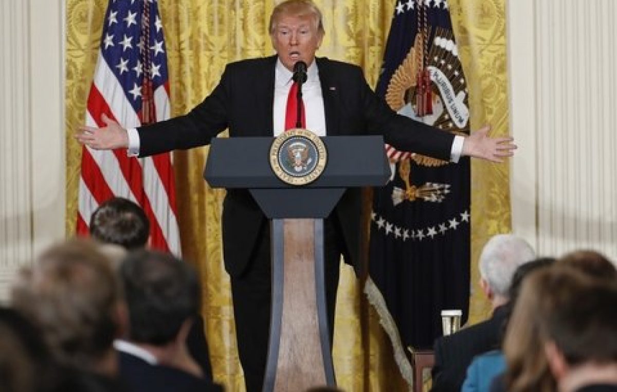 La embestida de Trump contra los medios de prensa causa indignación