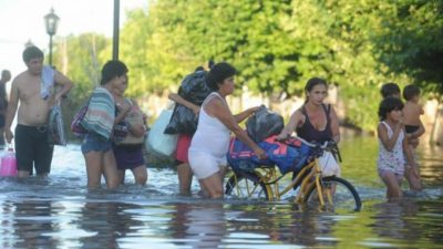 Reclamo de vecinos inundados de La Emilia en La Plata  