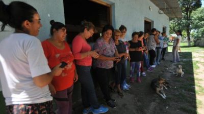 Para que los hombres no malgasten el sueldo en asados y apuestas, la comuna de Rumi Punco les paga a las mujeres