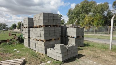 Una cooperativa de trabajo de Río Cuarto fabrica ladrillos para las viviendas sociales