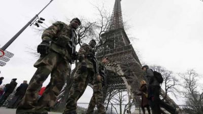 Levantarán muro de cristal antibalas alrededor de la Torre Eiffel