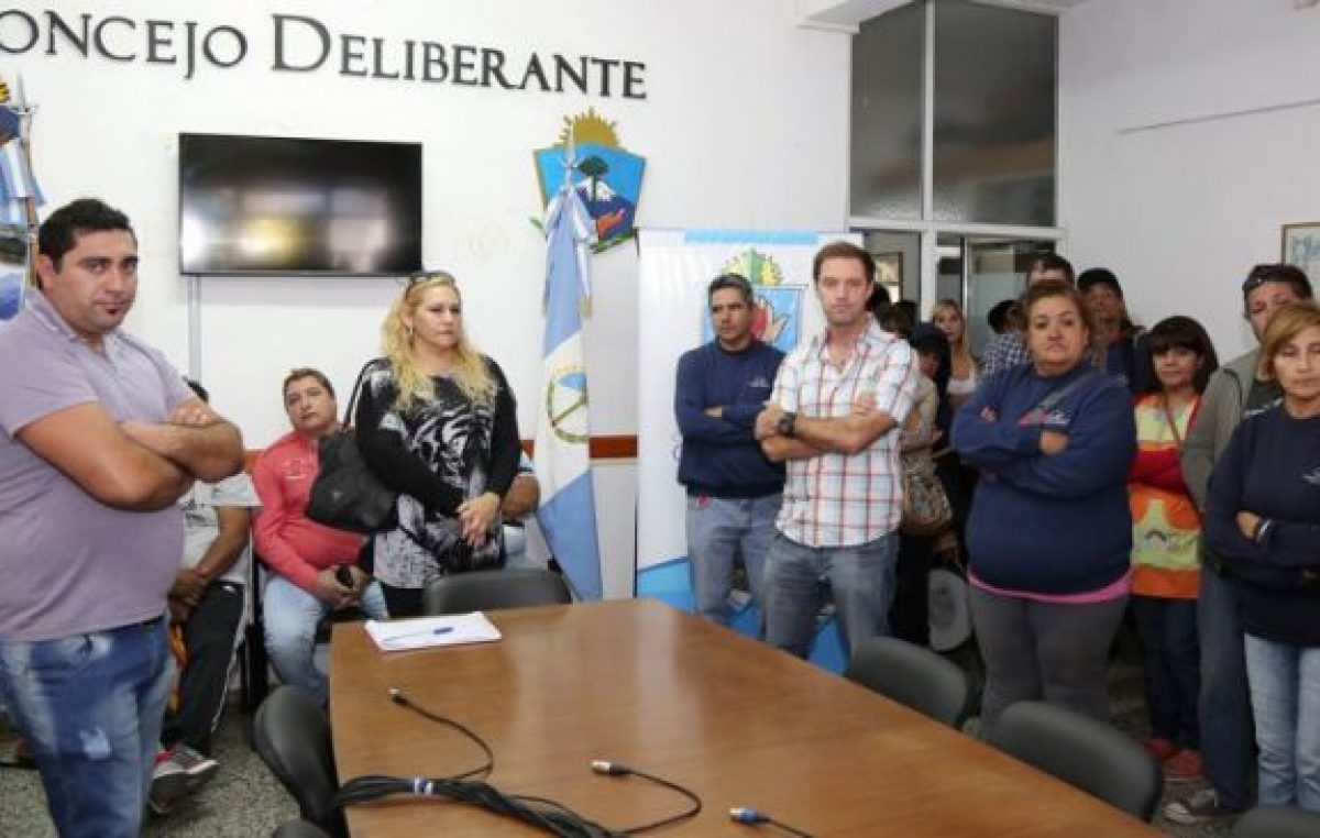Municipales de Centenario volvieron a salir a la calle para pedir una suba salarial