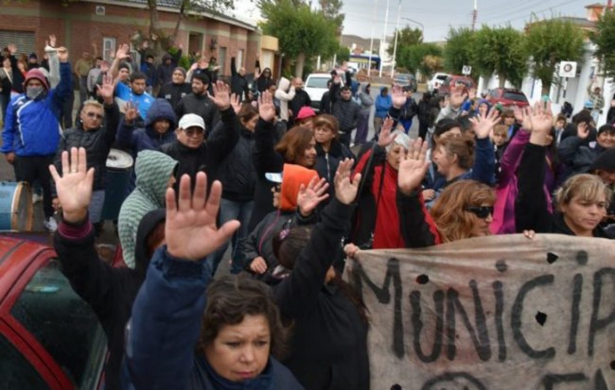 Trabajadores municipales de Caleta iniciaron un paro total de actividades