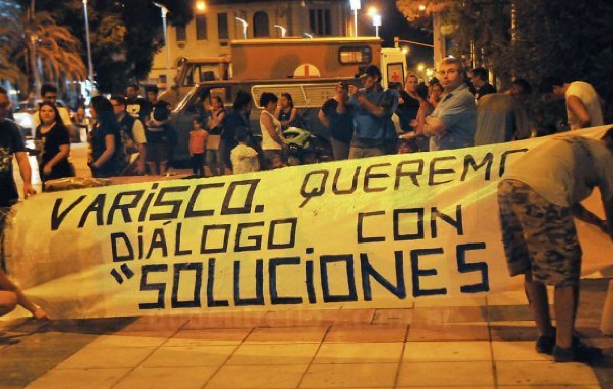 Instalaron una olla popular en plaza 1° de Mayo de Paraná para «visibilizar el hambre»