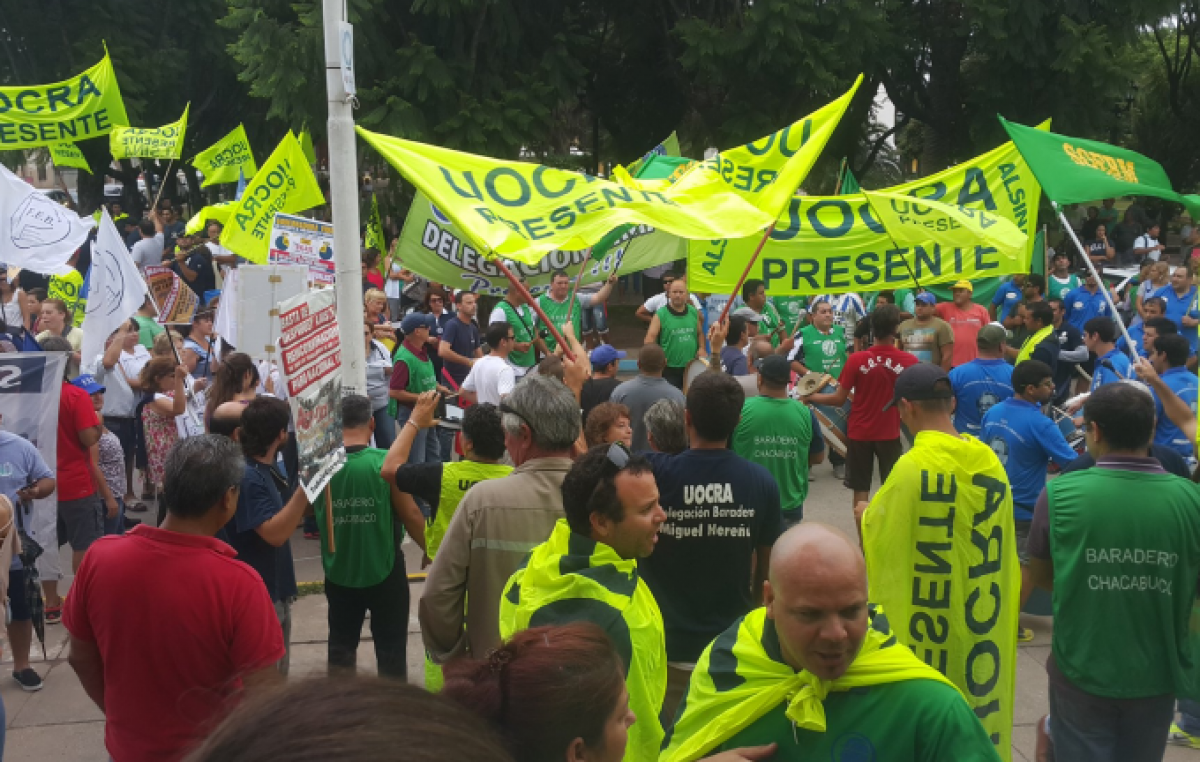 Masiva movilización en Baradero contra los despidos de Atanor y otras dos fábricas