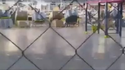 Otro montaje PRO: obreros confinados detrás de un alambrado en un acto de Macri