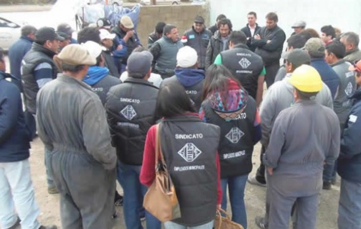 Municipales de Esquel inician retención de servicios por 48 horas en reclamo de paritarias