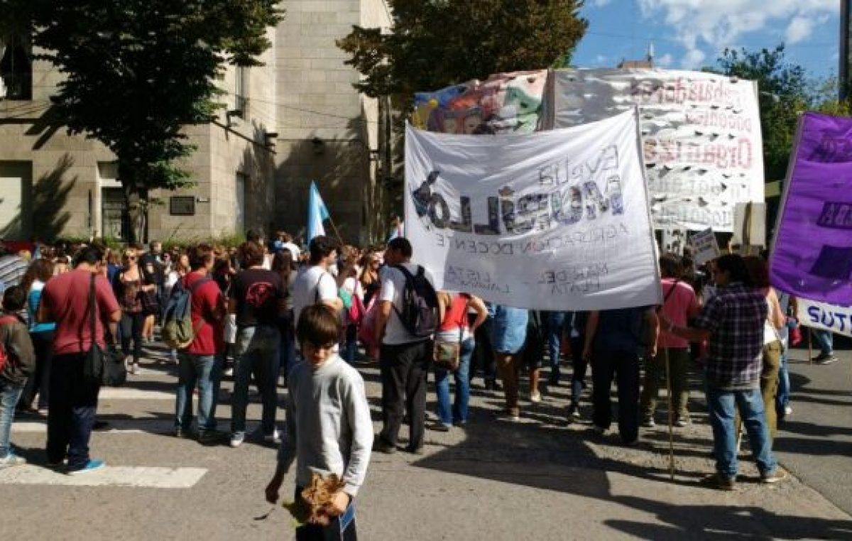Una multitud se trasladó hasta la Municipalidad de Mar del Plata para apoyar a los docentes