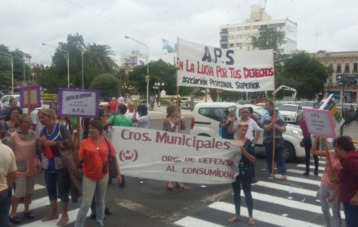 Paraná: Jerarquizados reclamaron apertura de paritarias frente a la Municipalidad