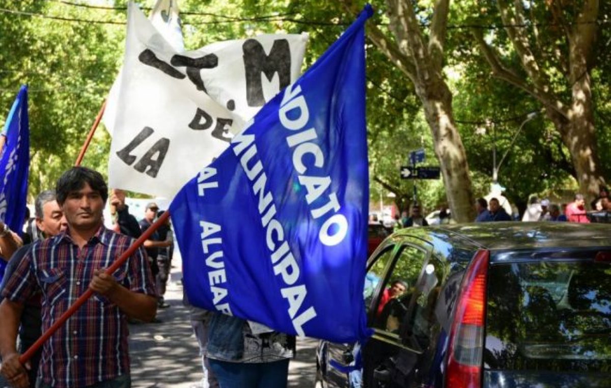 Mendoza: Municipales protestaron y los multaron