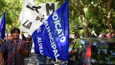 Mendoza: Municipales protestaron y los multaron