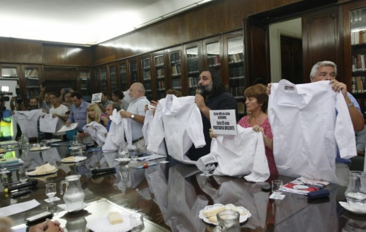 Vidal, más dura: convocará a 60 mil voluntarios por el paro docente