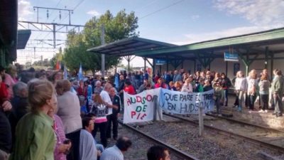 “No nos vamos de la Estación hasta que pare el tren” advierten los vecinos de Hudson