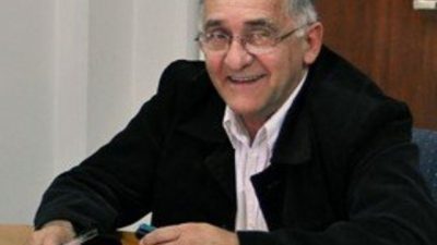 Un intendente regaló escobas, escobillones y canastos para la ropa por el Día de la Mujer