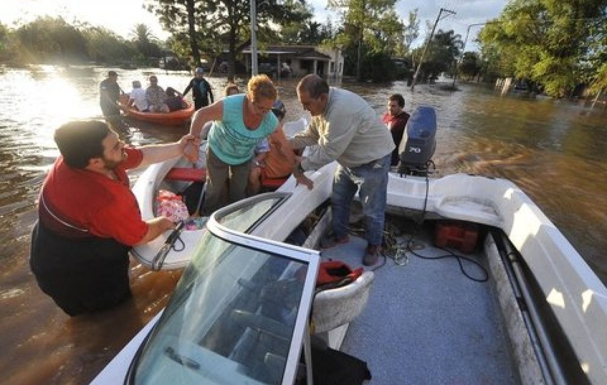 Un pueblo completo quedó bajo el agua en Tucumán y toda su gente en la ruta