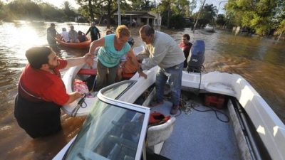 Un pueblo completo quedó bajo el agua en Tucumán y toda su gente en la ruta