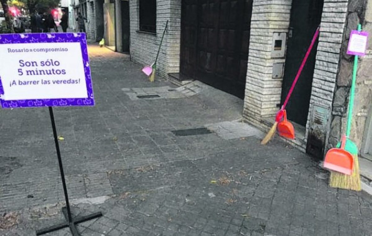 Un incentivo para recuperar el hábito de barrer las veredas rosarinas