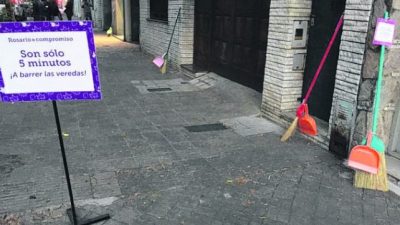 Un incentivo para recuperar el hábito de barrer las veredas rosarinas