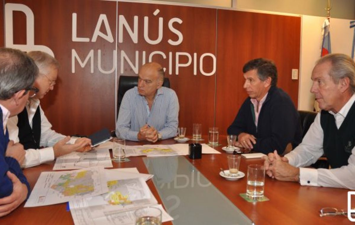 El intendente de Lanús otorgó por decreto un aumento del 20% a municipales