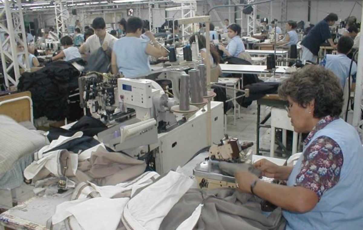 Como hizo Menem: el Gobierno inicia un proceso de recorte de cargas patronales