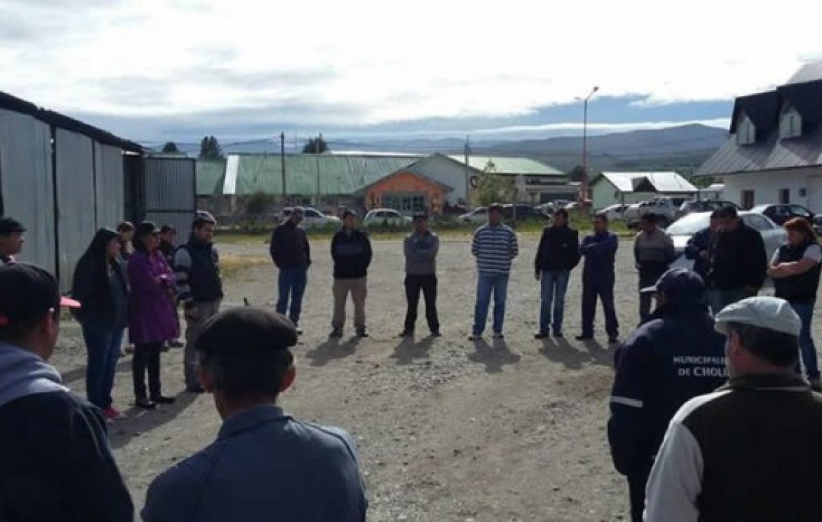 Cholila: municipales realizan retención de servicio por falta de pago