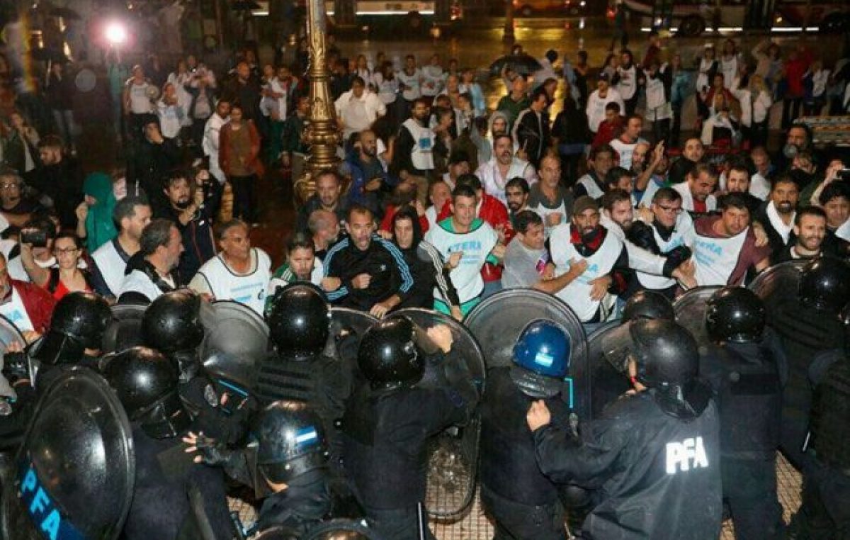 Violenta represión a los docentes : “Nos dijeron que la orden vino de Presidencia”