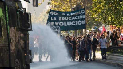 Jóvenes rechazan reforma educativa superior en Chile