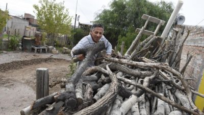 Roca: Un invierno a pura leña en la ciudad que guarda millones en el banco