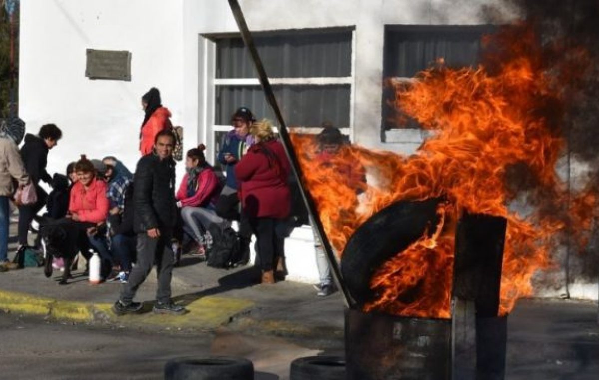 Trabajadores precarizados de Caleta Olivia reclaman salarios atrasados