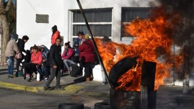 Trabajadores precarizados de Caleta Olivia reclaman salarios atrasados
