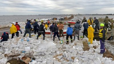 Melincué trabaja a destajo en las defensas amenazada por más lluvias