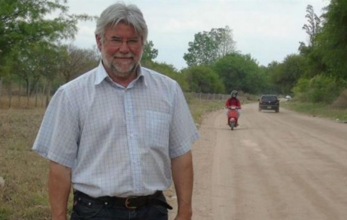 Villa de las Rosas: Es cura en un pueblo e intendente en otro