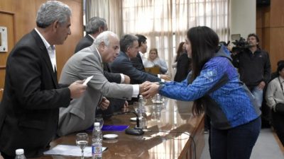 Los 19 municipios sanjuaninos recibieron becas de transporte para escolares