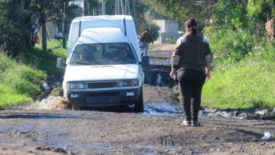 Vecinos de Parque Independencia de Mar del Plata arreglan con fondos propios las calles del barrio