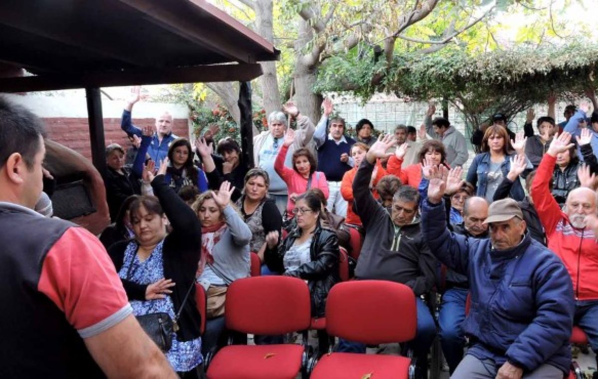 Cumple una semana el paro de municipales de Plottier