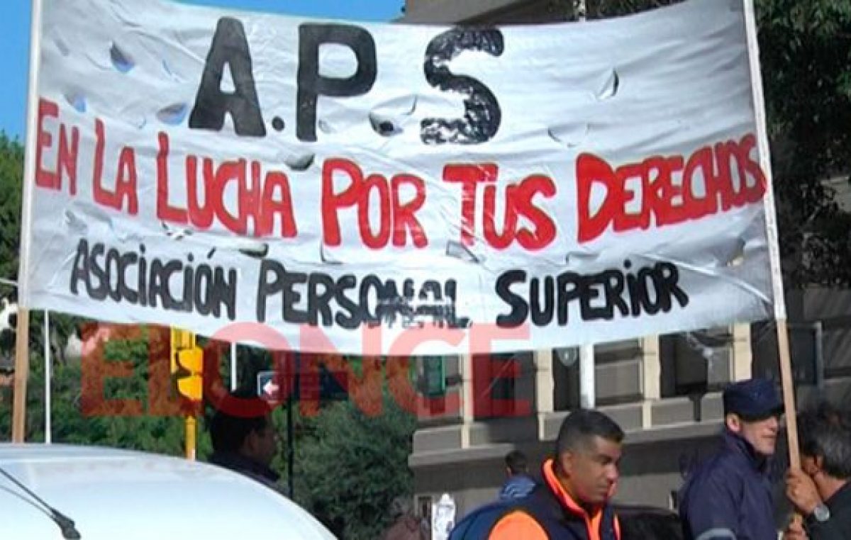 Jerarquizados protestaron frente al municipio de Paraná y cortaron la calle