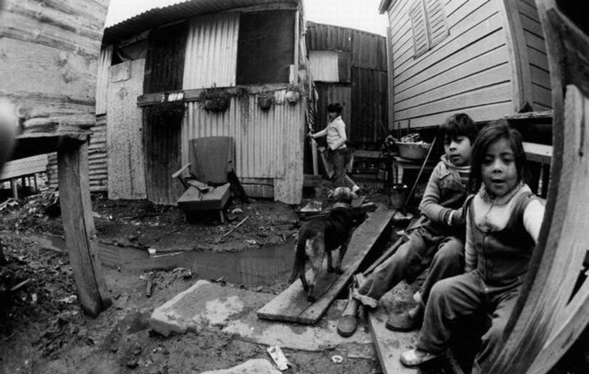 Según Techo, más de 300 mil familias del conurbano viven en villas