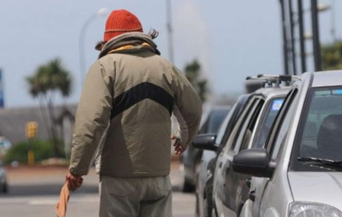 Más de 140 limpiavidrios santafesinos ya realizan otras tareas