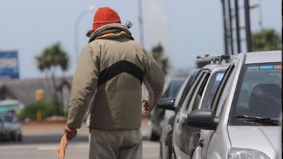 Más de 140 limpiavidrios santafesinos ya realizan otras tareas